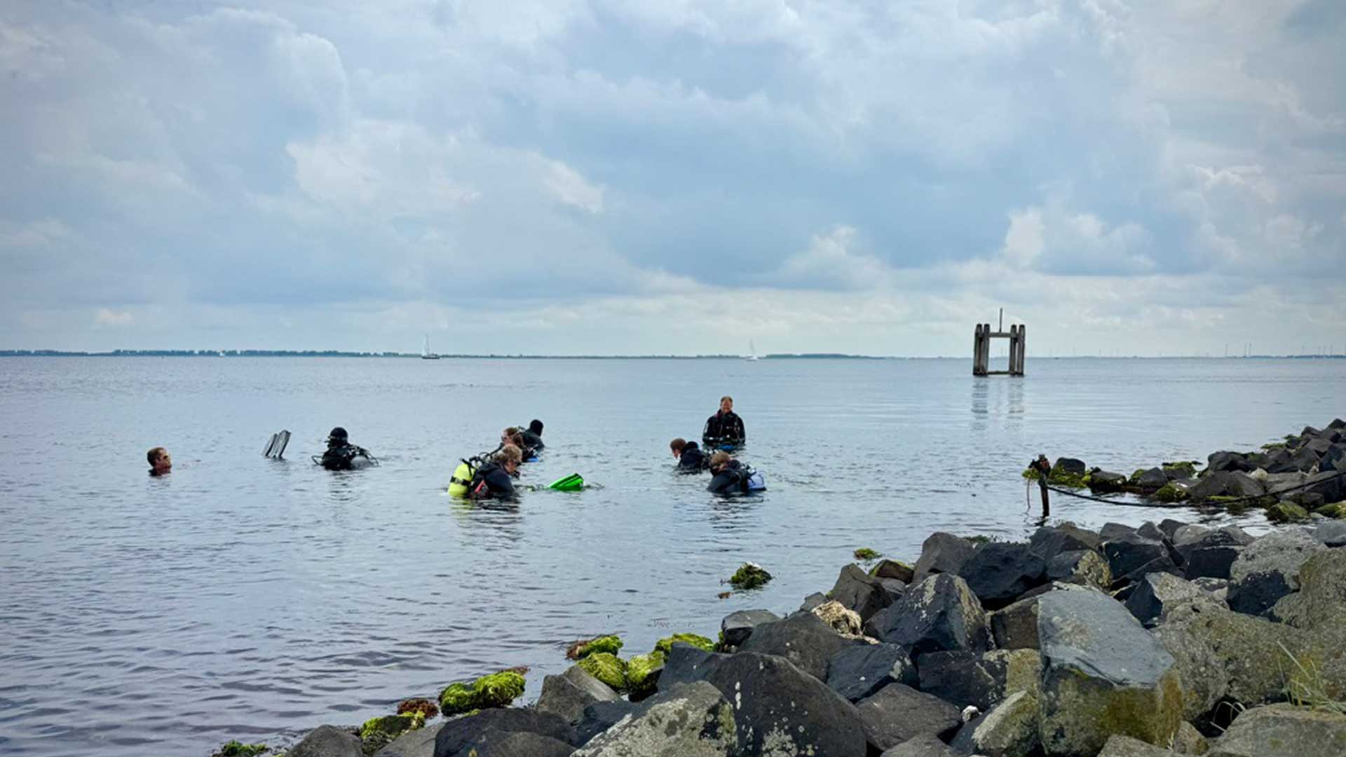 Begeleide duikers aan de oppervlakte bij duikplaats Gemaal, Grevelingenmeer